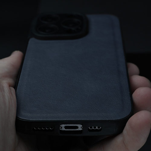 Кожен калъф за iPhone 14 Plus син отдолу