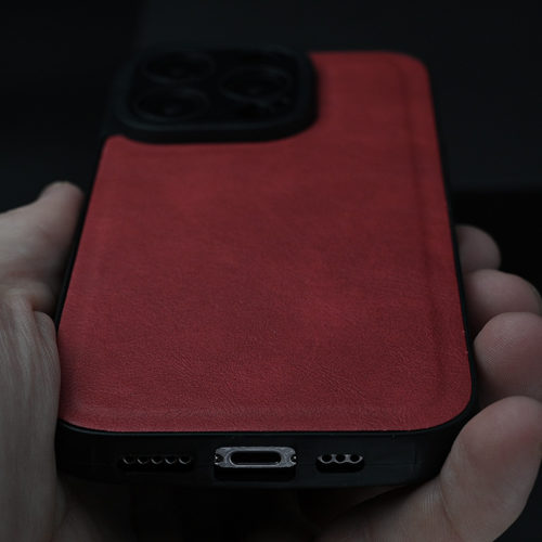 Кожен калъф за iPhone 13 червен отдолу