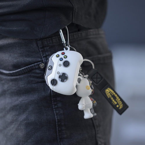 Слушалки с калъф и ключодържател закачени на панталон